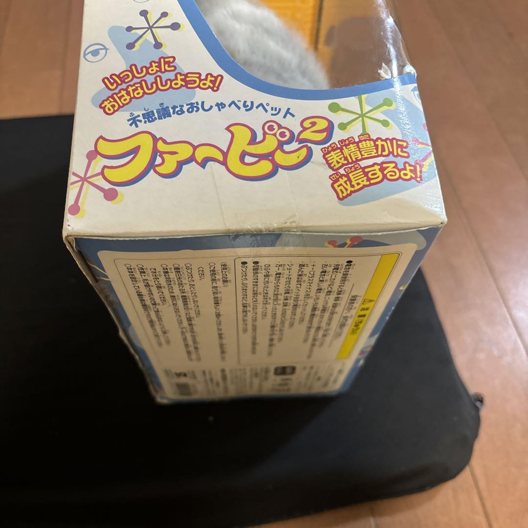 グレー