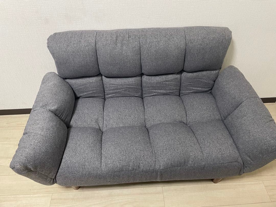 グレー 2人掛けソファ ボタン付きクッション