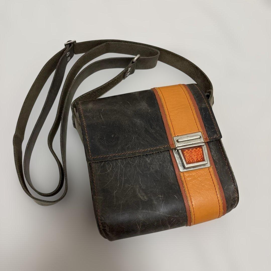 レザーショルダーバッグ 黒とオレンジ　ハンドメイド