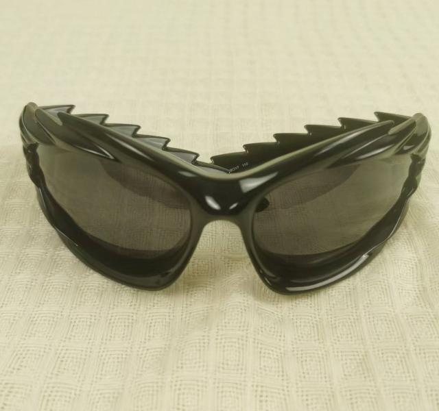 Gotham Cat キャットアイフレームサングラス アイウェア ブラック