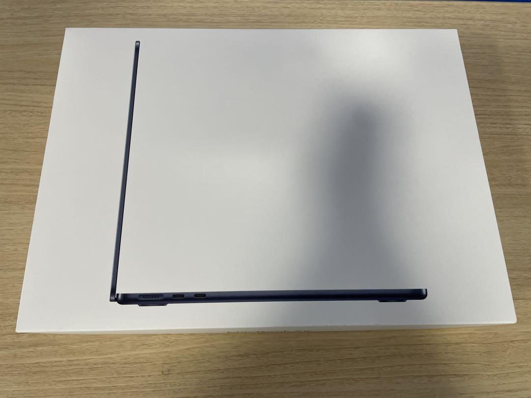 ケーブル付き Macbook