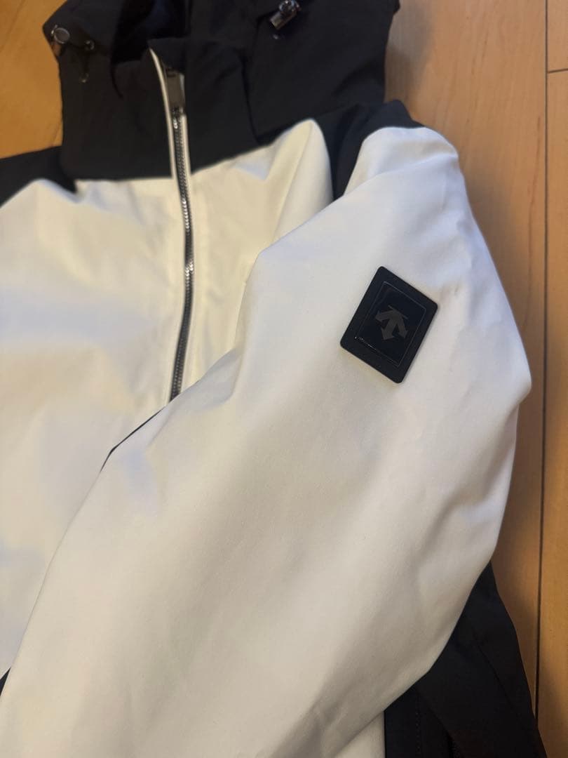 女性用スキーウェア ホワイト/ブラック デサント 女性用スキーウェア ホワイト/ブラック デサント