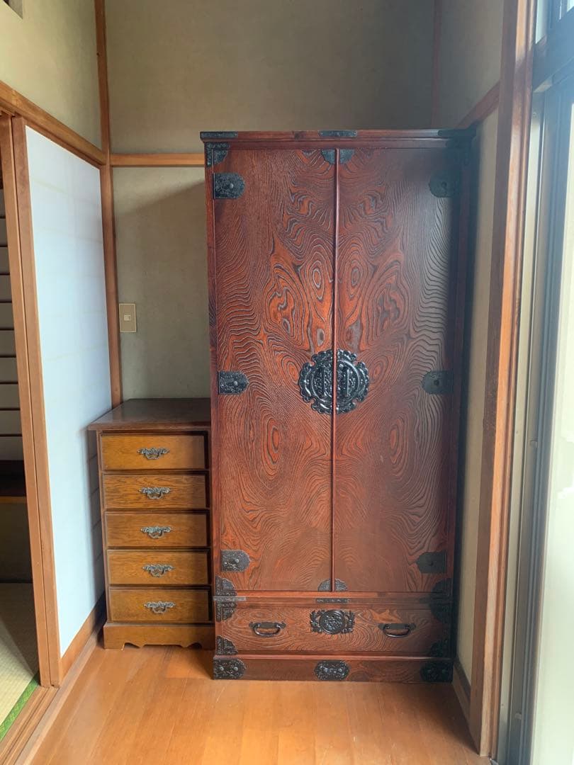 伝統的な和風木製箪笥