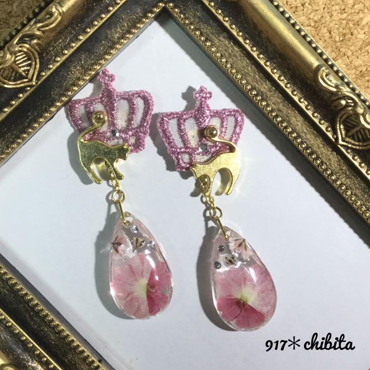 917*猫付き刺繍クラウン 揺れるお花の雫 ハンドメイド ピアス