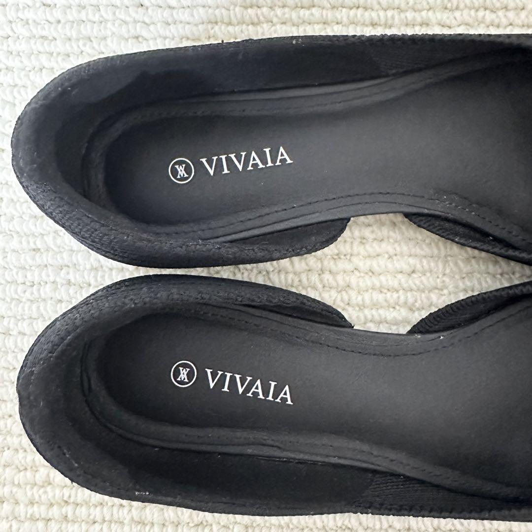 【美品】VIVAIAポインテッドトゥ Vカットフラットシューズ　ブラック23.0