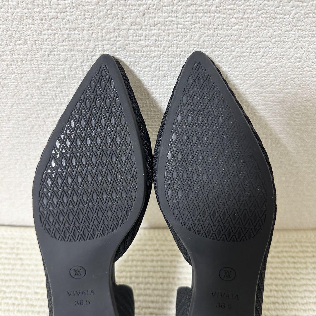 【美品】VIVAIAポインテッドトゥ Vカットフラットシューズ　ブラック23.0