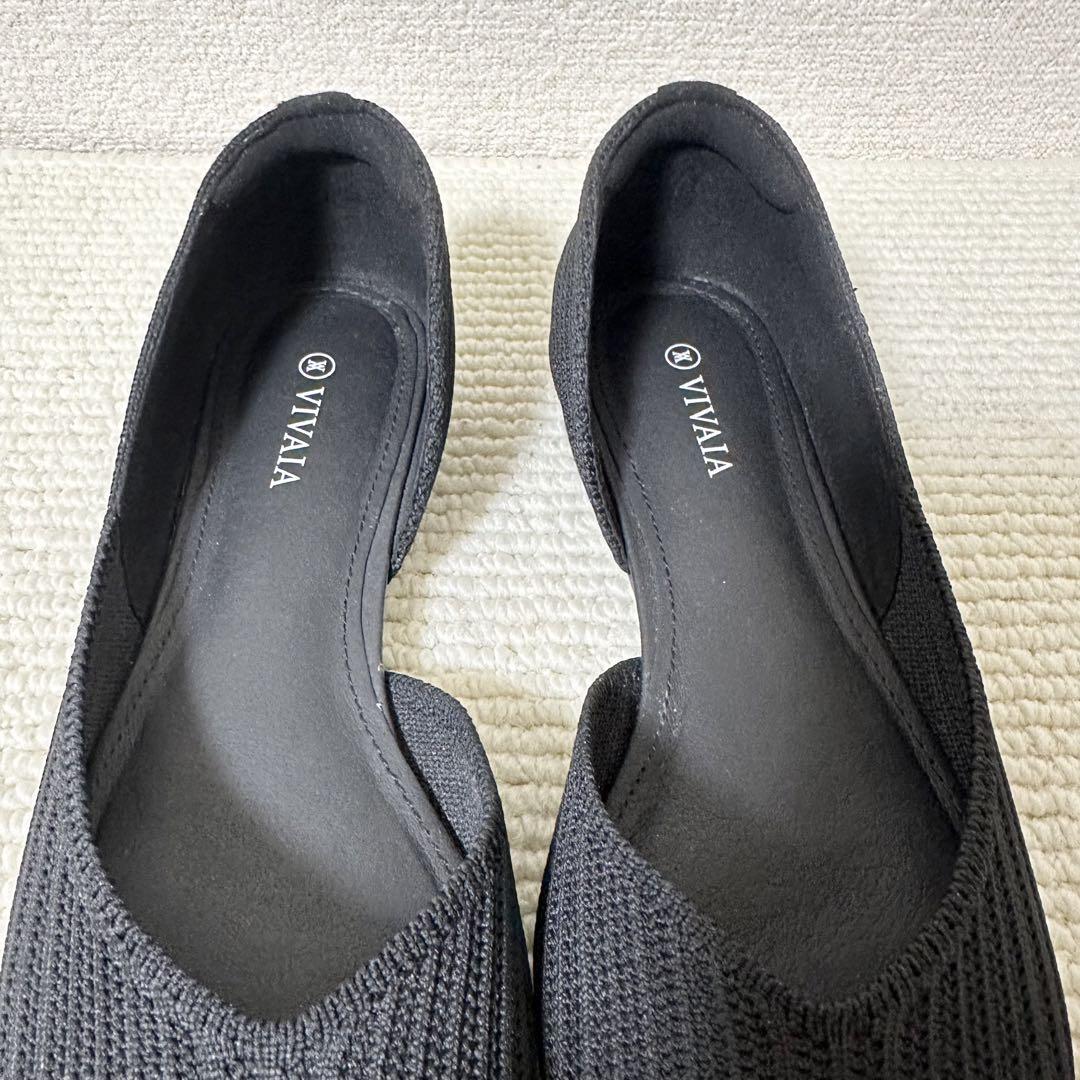 【美品】VIVAIAポインテッドトゥ Vカットフラットシューズ　ブラック23.0