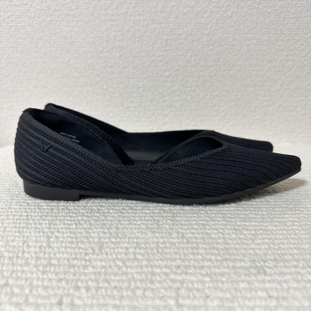【美品】VIVAIAポインテッドトゥ Vカットフラットシューズ　ブラック23.0