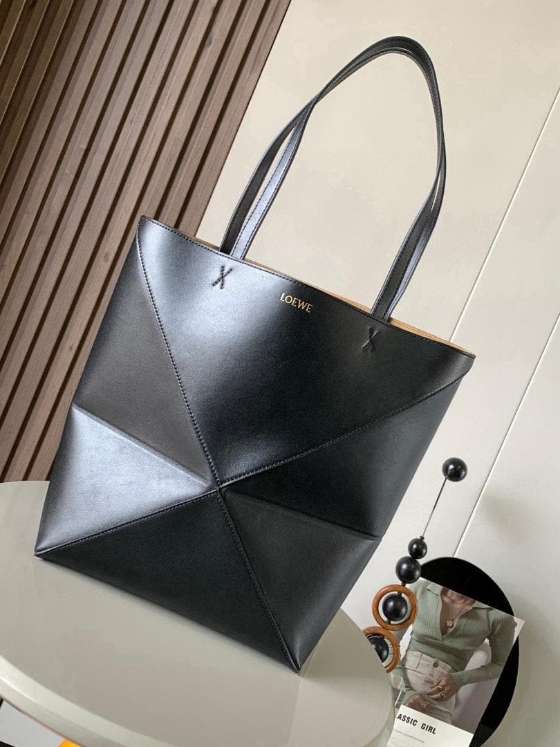 LOEWE 折り紙風ブラックレザーバッグ LOEWE 折り紙風ブラックレザーバッグ