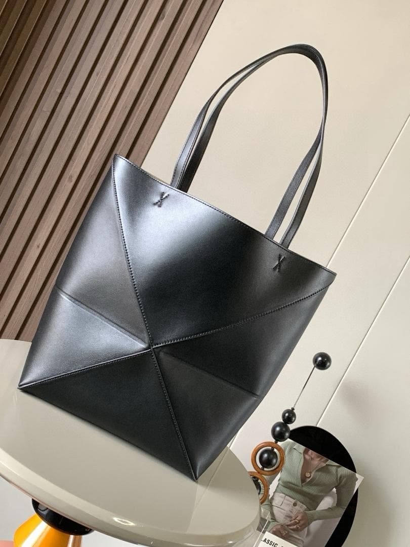 LOEWE 折り紙風ブラックレザーバッグ LOEWE 折り紙風ブラックレザーバッグ