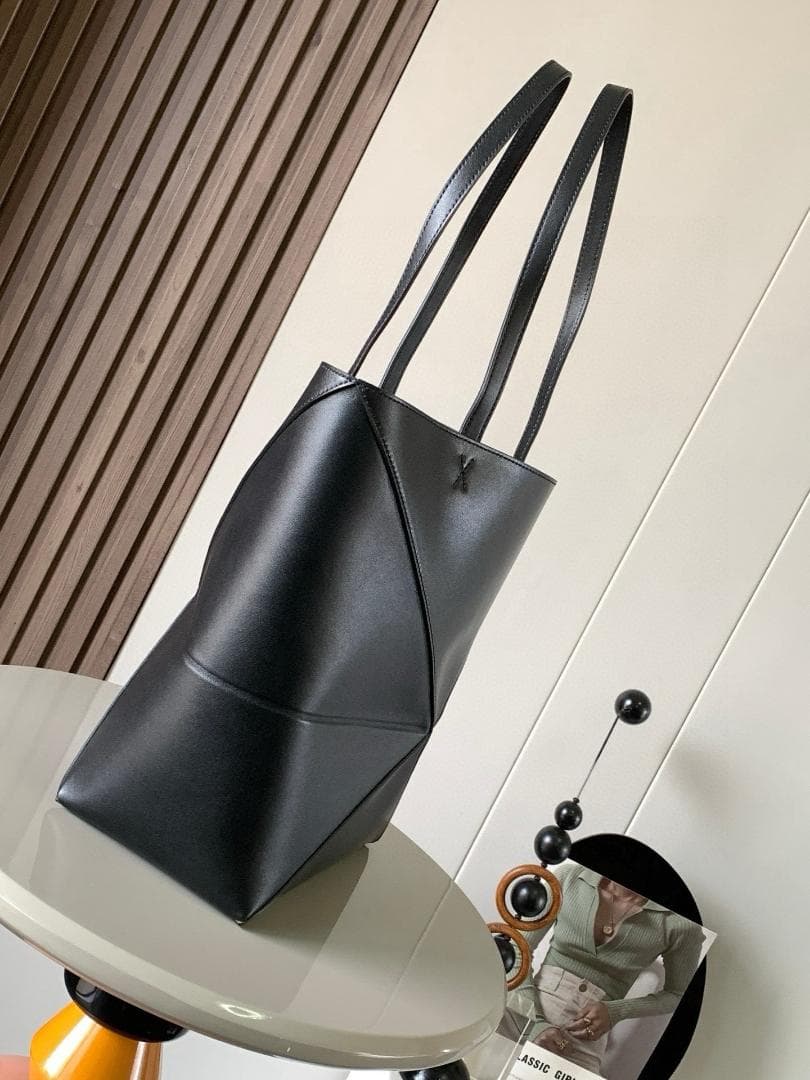 LOEWE 折り紙風ブラックレザーバッグ LOEWE 折り紙風ブラックレザーバッグ