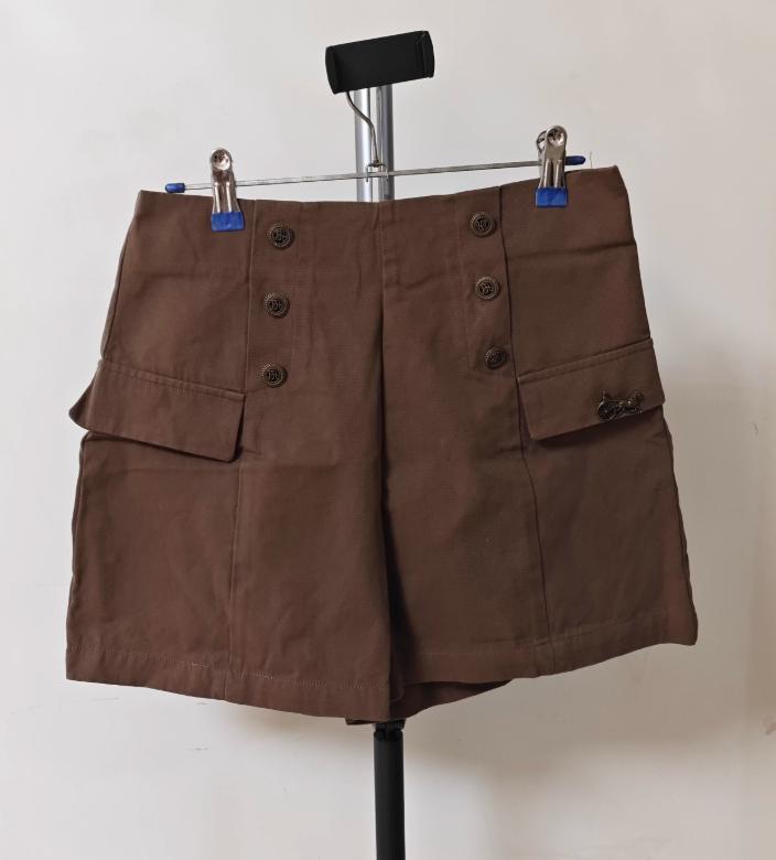 ブラウンショートパンツ ボタン付き