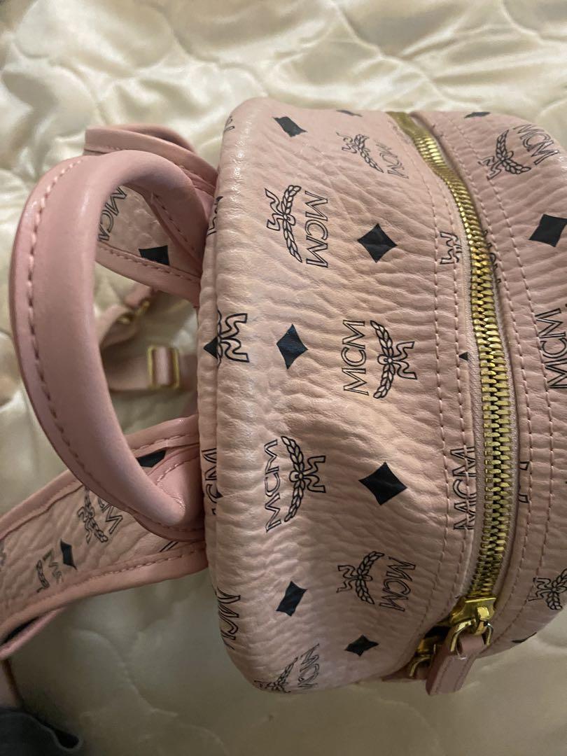 送料無料 店舗 MCM ピンク ロゴバックパック - メルカリ バッグ