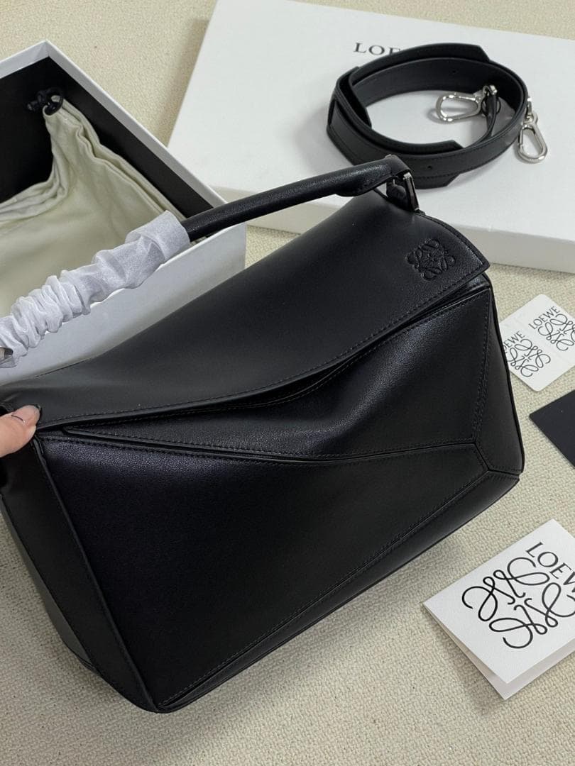 LOEWE ブラック ショルダーバッグ