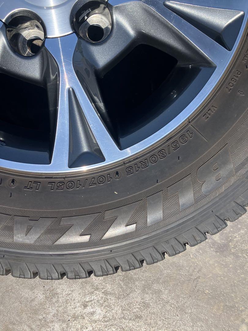 トヨタハイエース純正アルミホイールタイヤ4本セット美品、 冬用タイヤセット