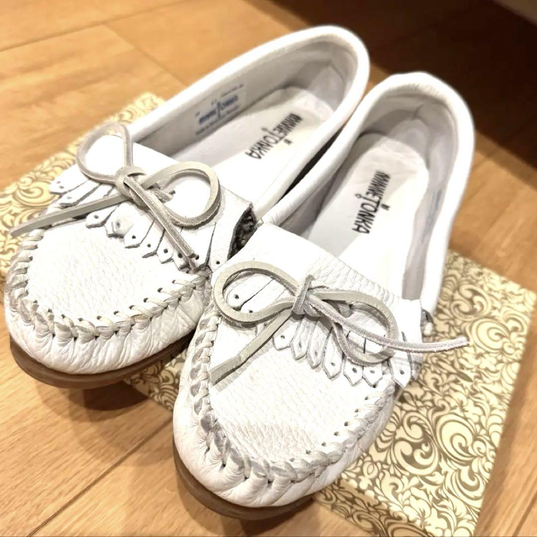 新品未使用MINNETONKA 箱ありモカシン MINNETONKA モカシン 7 ホワイト - メルカリ