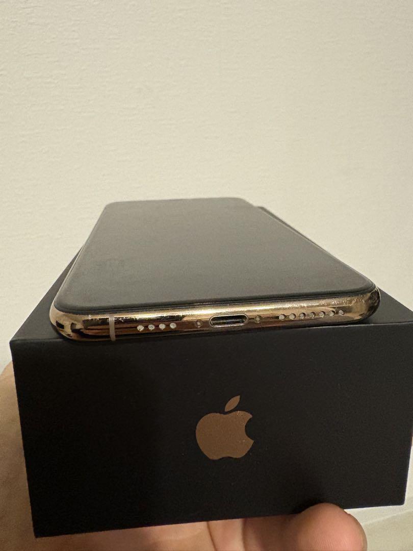 ● Apple