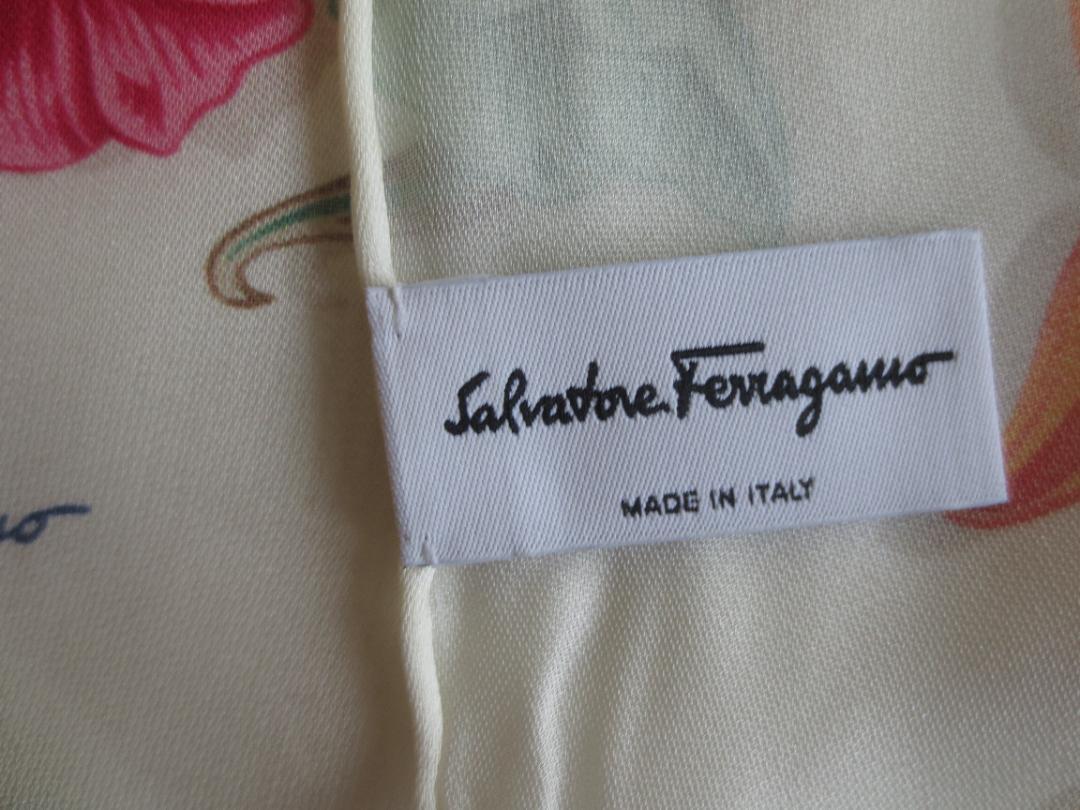 新品箱入 Salvatore Ferragamo　春色　花，蝶々、鳥柄　ストール