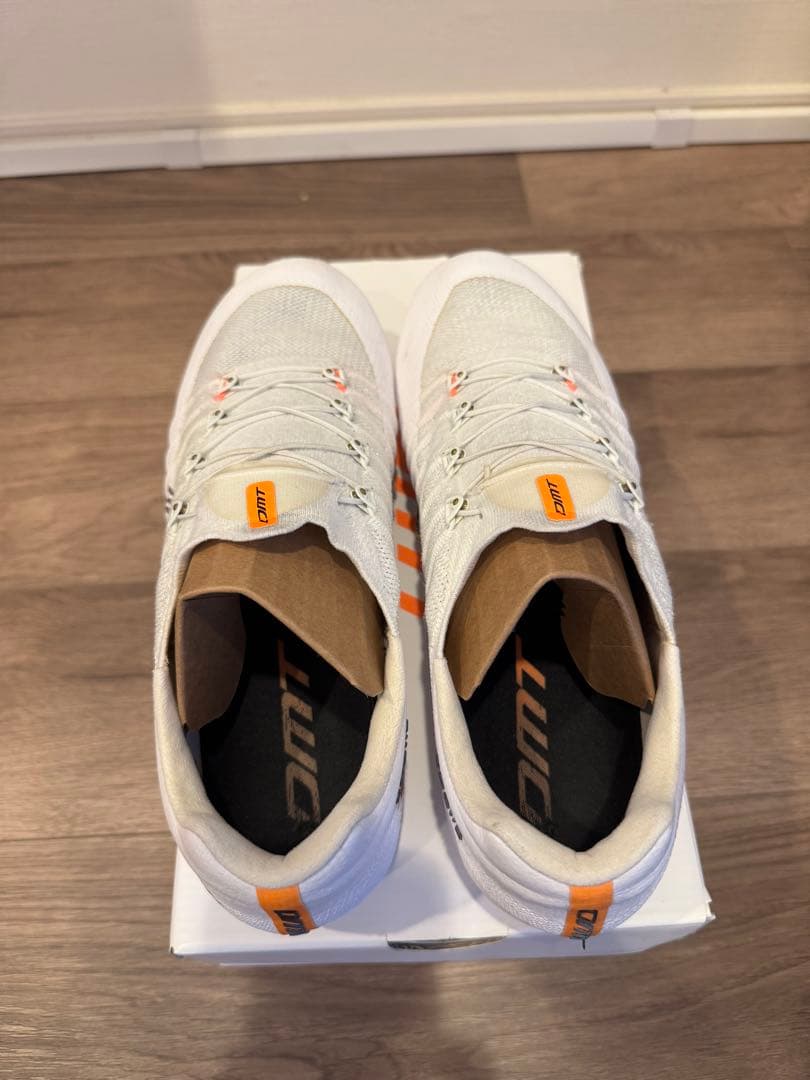 DMT (ディーエムティー) POGIS ホワイト 42サイズ(26.8) DMT (ディーエムティー) POGIS ホワイト 42サイズ(26.8)