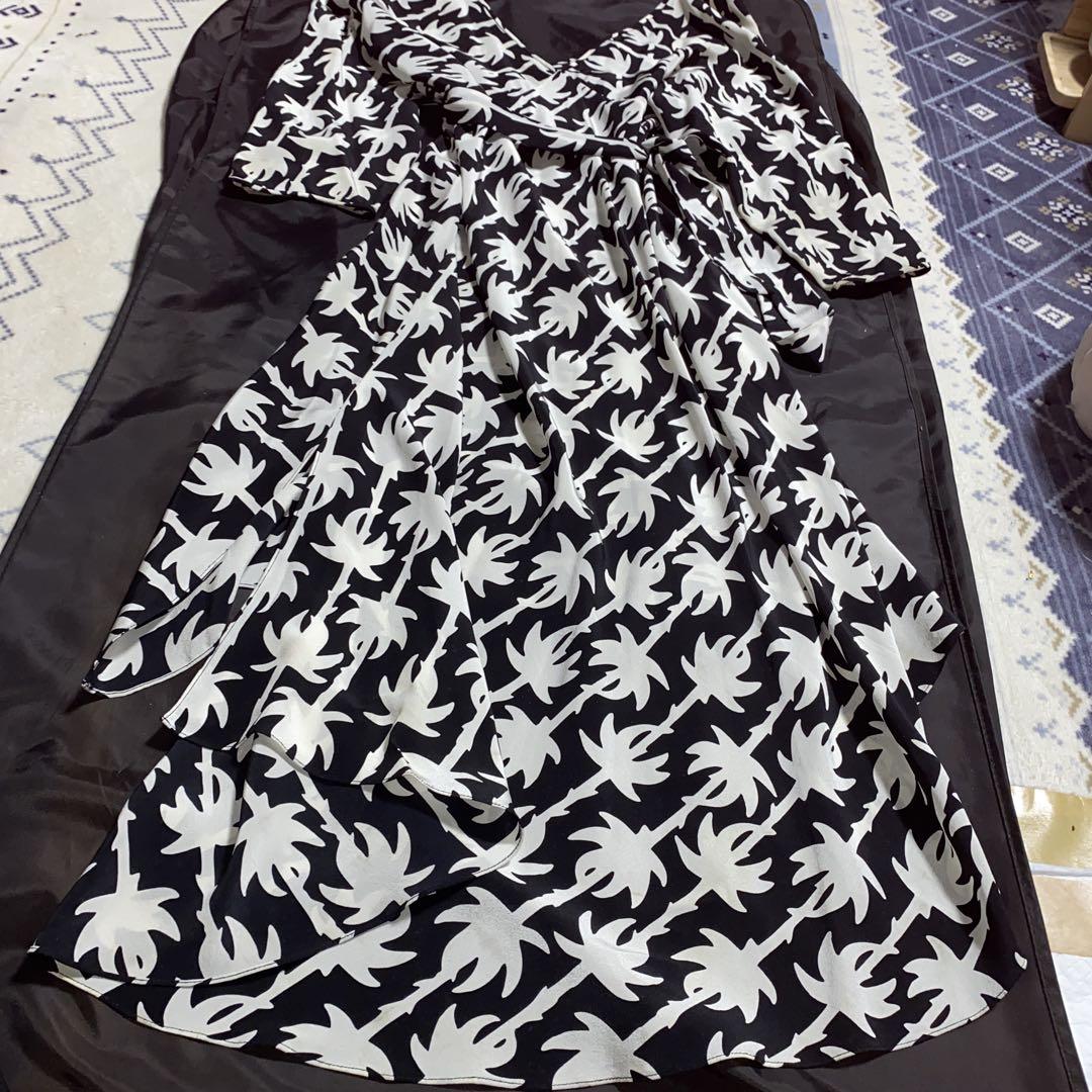 DVF New Julian プリント七分袖 シルク ラップワンピース 白黒 DVF ラップスタイル長袖ワンピース 黒白植物柄 シルク - メルカリ