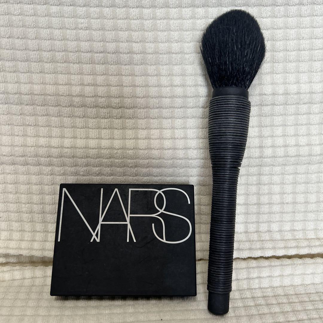 NARS ライトリフレクティングプリズマティックパウダーブラッシュブラシ
