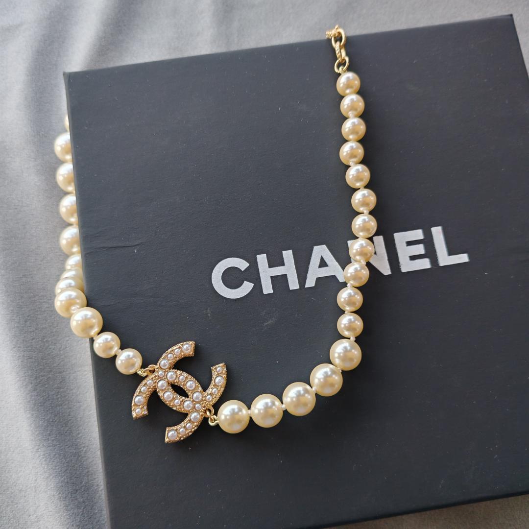 CHANEL パール ロゴ ネックレス - メルカリ