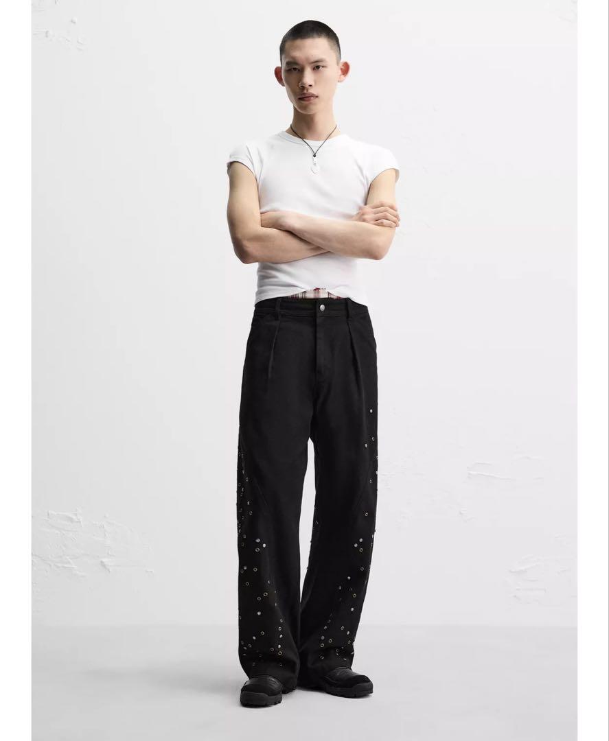 最新のデザイン ZARA スタッズ付きリラックスフィットパンツ44 パンツ