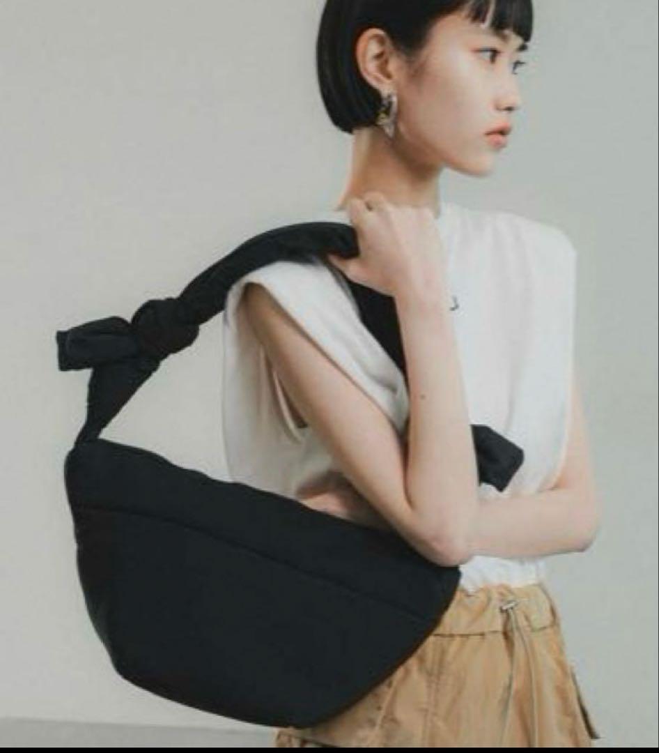 【O0u×LE VERNIS】美品 リボン付きブラックショルダーバッグ
