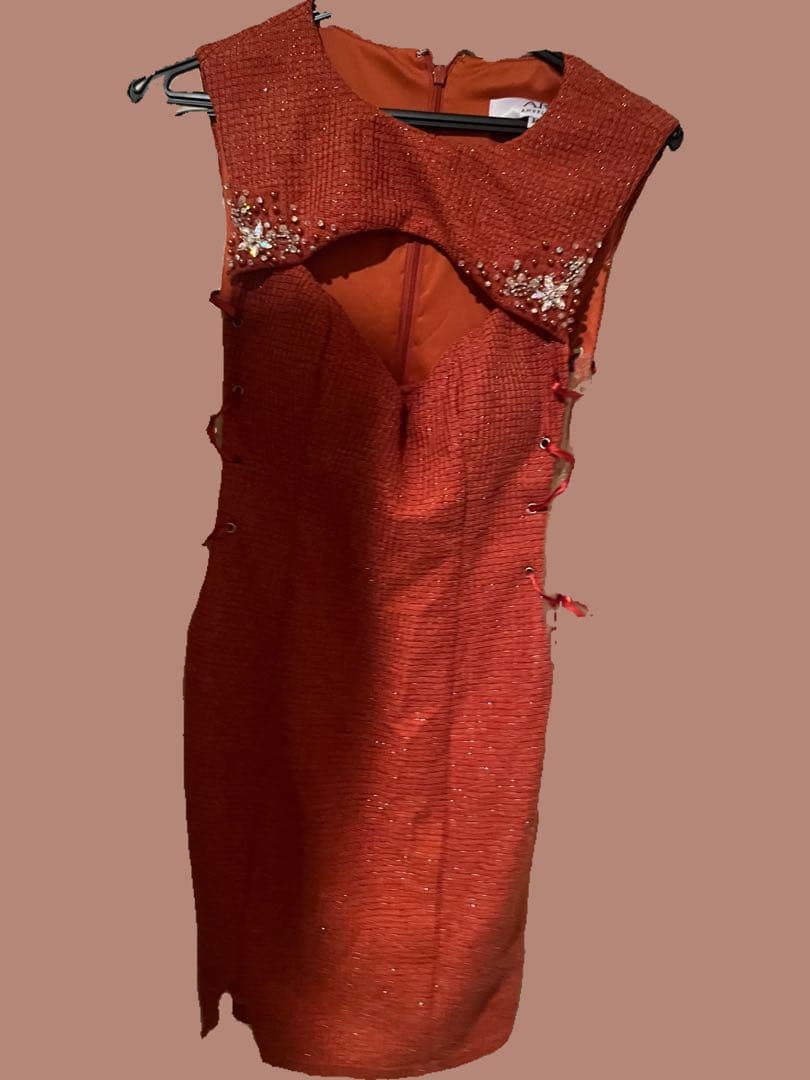 オレンジ装飾タイトドレス