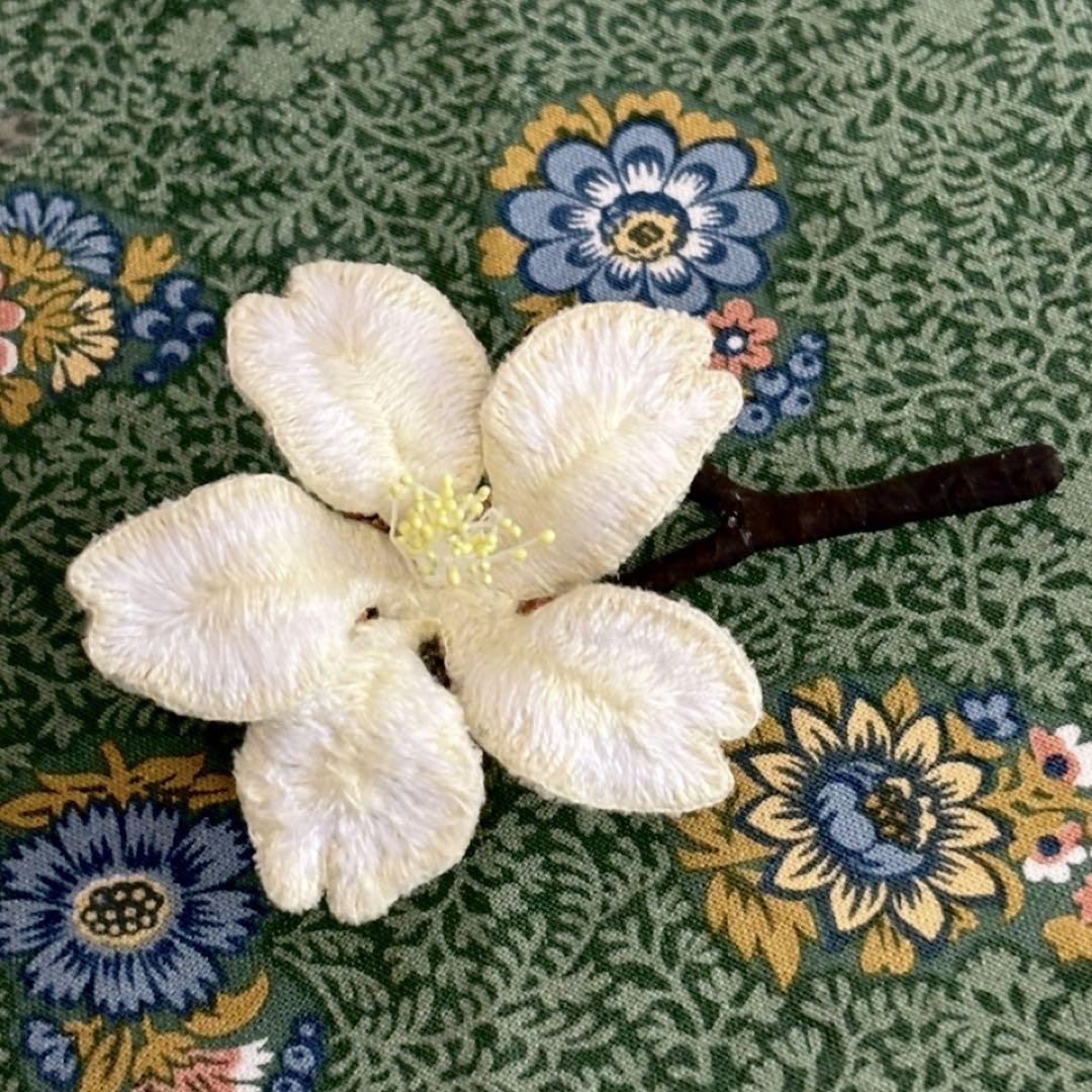 桜刺繍コサージュブローチクリップ付き白にイエロー