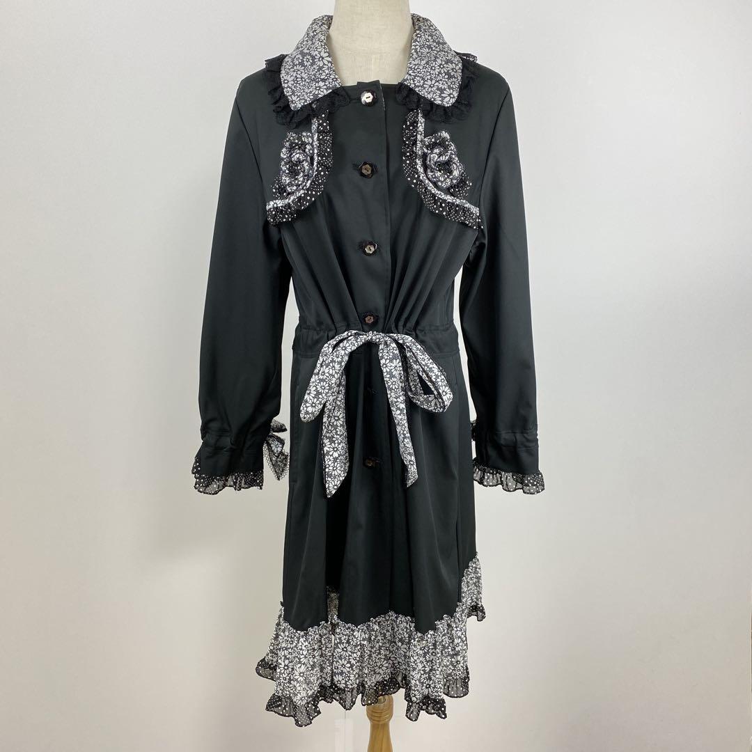 ゆったりサイズ新品未使用さえらAkiakaneアキアカネフリル付ロング軽量 美品 Akiakane アキアカネ さえら ジャケット ロングコート