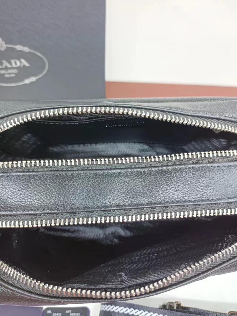PRADA ブラックショルダーバッグ ギャランティカード付き