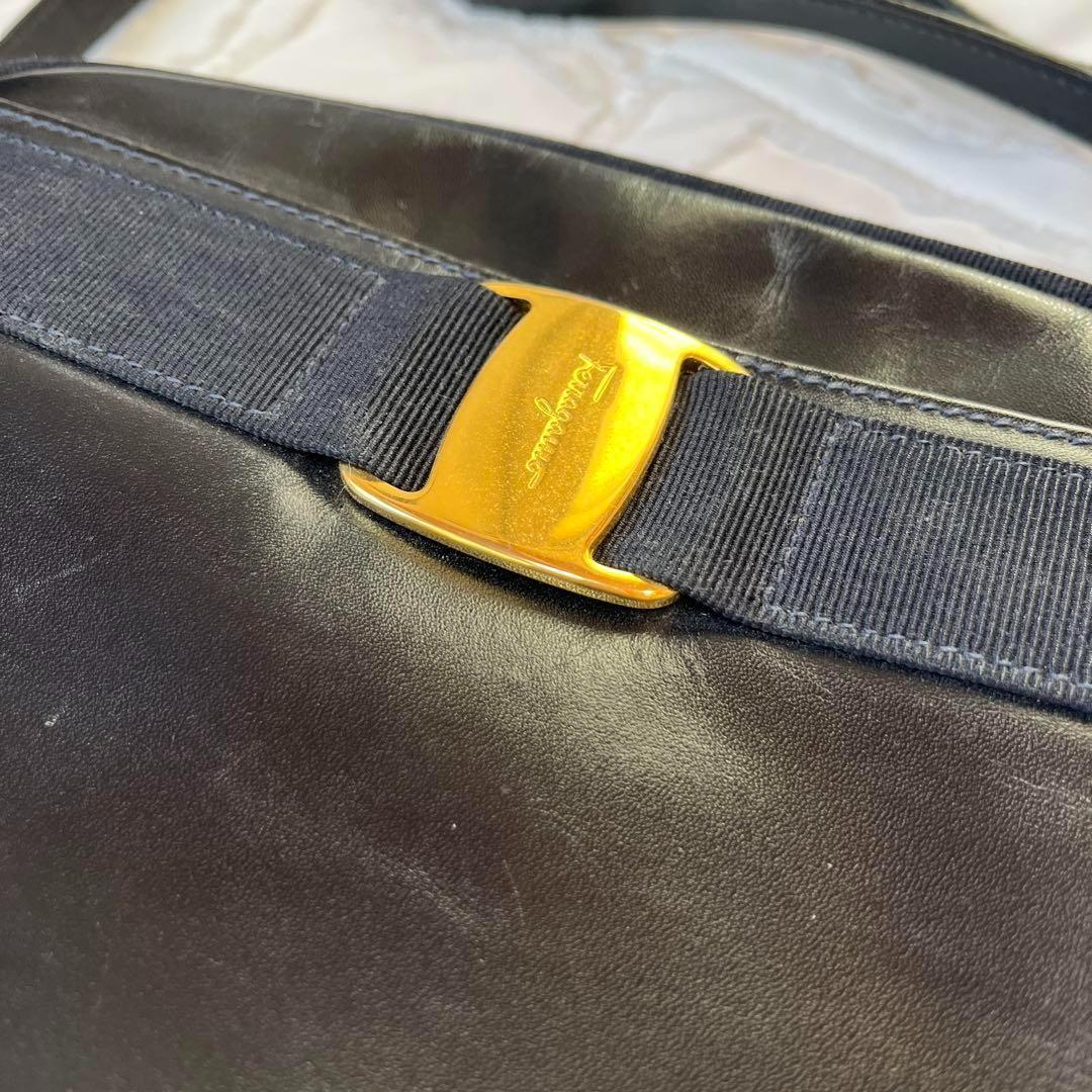 フェラガモ　紺　ヴァラ フェラガモ SalvatoreFerragamo ヴァラ レザー ショルダー 紺
