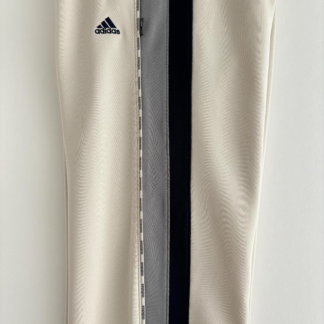 adidas　トラックパンツ　ジャージ　刺繍　ワンポイント　万国旗　アースカラー