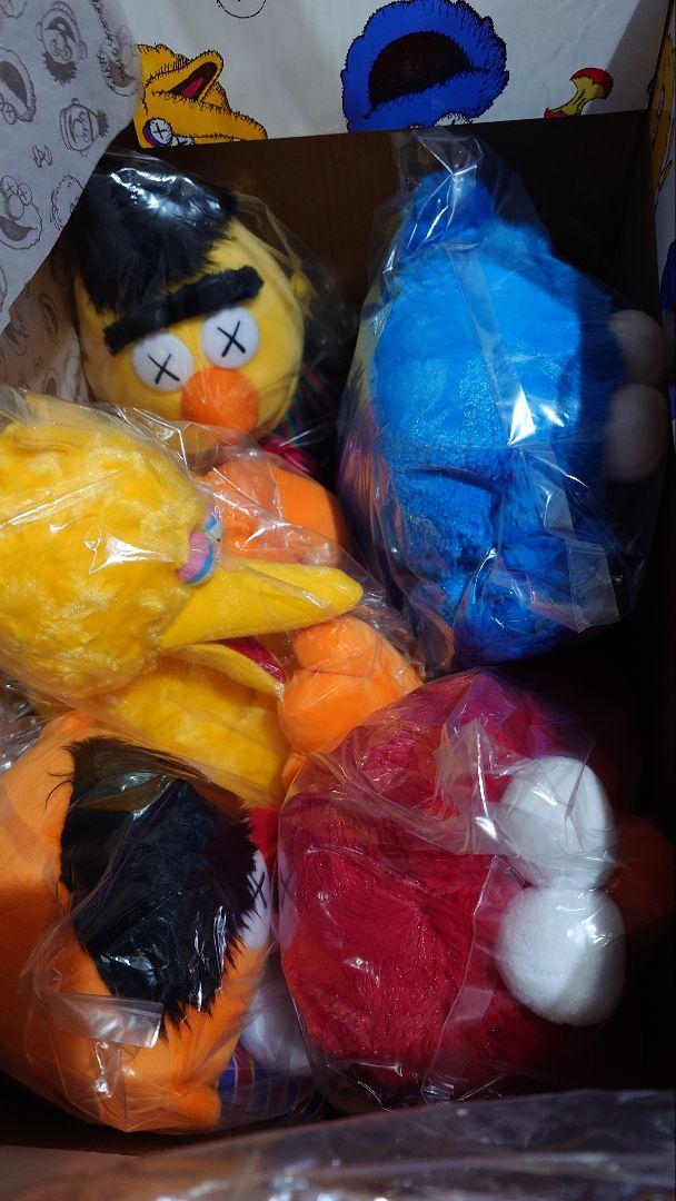 新品KAWS×ユニクロ×セサミストリート コンプリートBOX☆