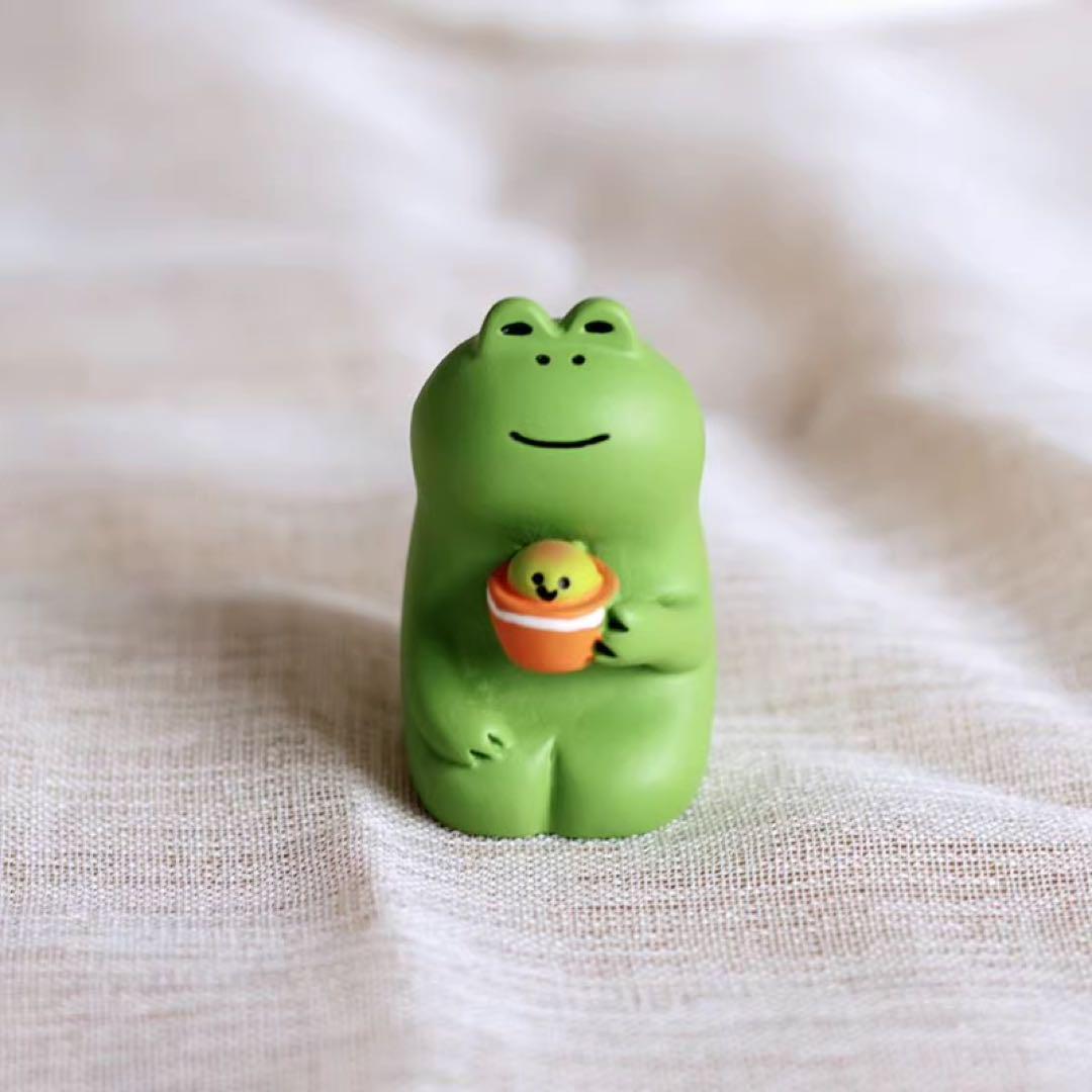 カエルのフィギュア 植物の鉢付き