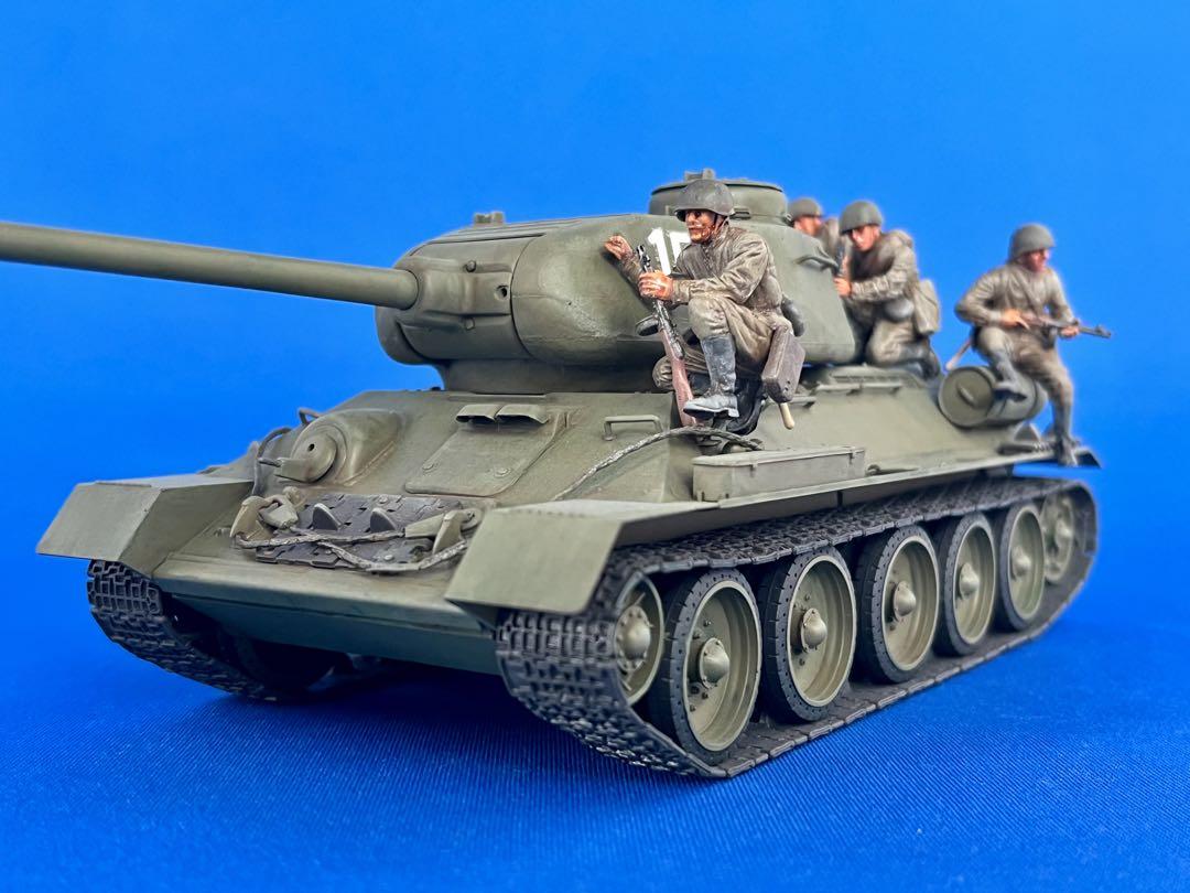 レア タンクデサント タミヤ 1/35 T34/85 人形8対付き　完成品のサムネイル