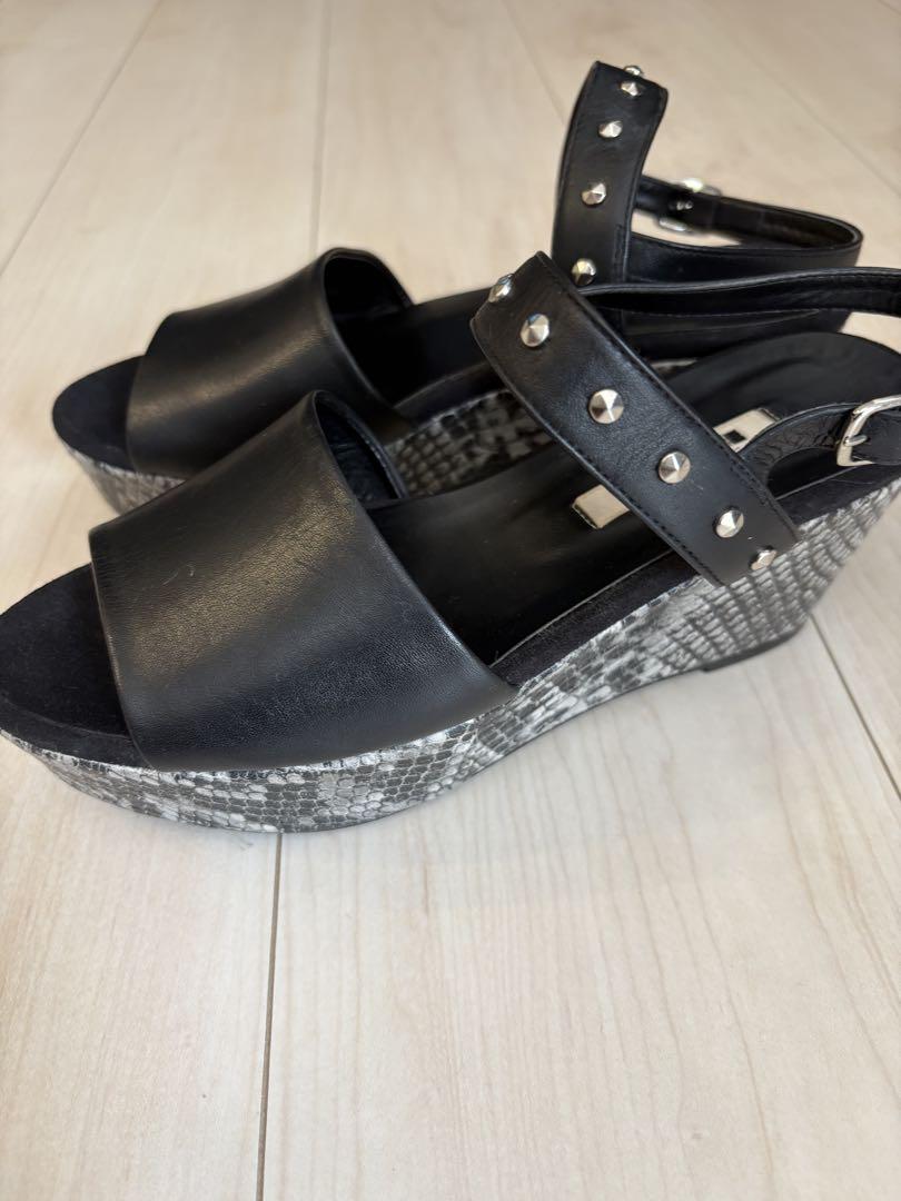 ⭐︎美品⭐︎DIANA ダイアナ　ブラックウェッジサンダル　ヘビ柄