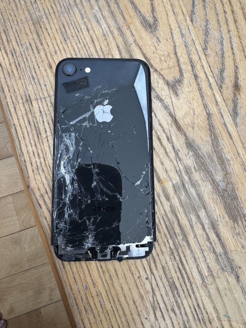 ジャンクApple iPhone 8 黒 背面ひび割れあり公式 ストア