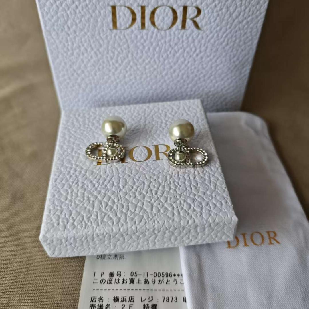 Dior パールスタッドピアス Dior パール ロゴ スタッドピアス - メルカリ