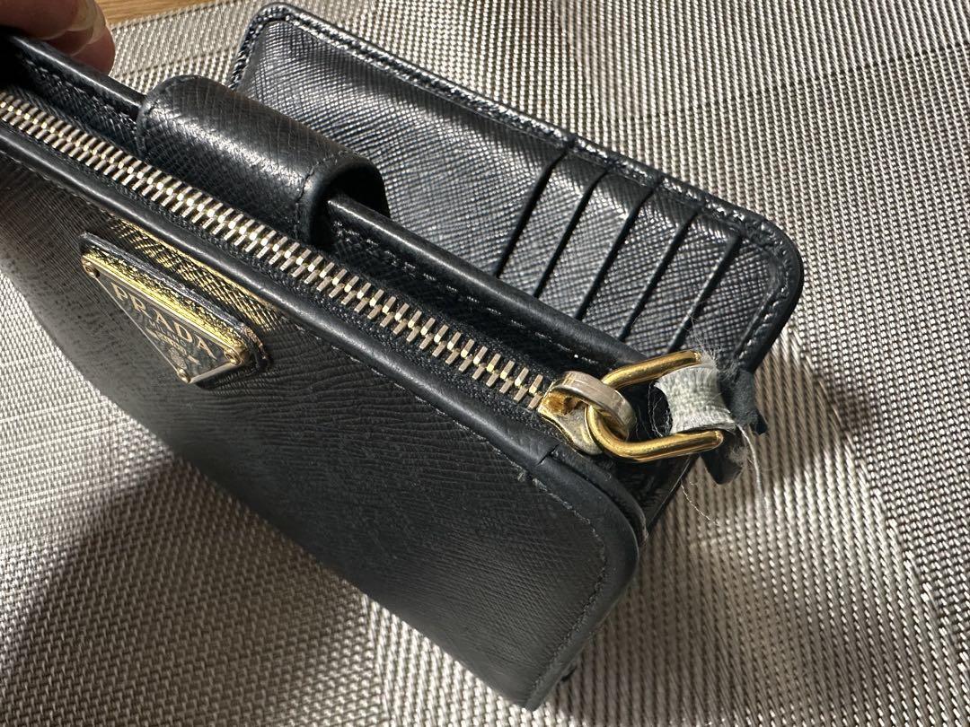 PRADA 二つ折り財布 黒 サフィアーノレザー