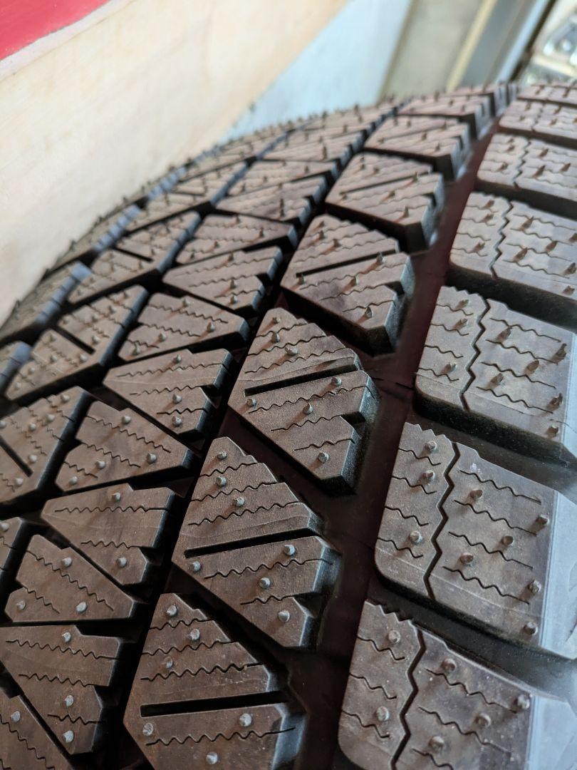 ①ブリヂストン スタッドレス　BLIZZAK DM-V3 265/65R18