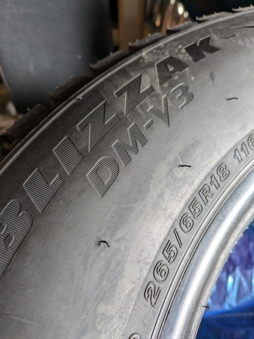 ①ブリヂストン スタッドレス　BLIZZAK DM-V3 265/65R18