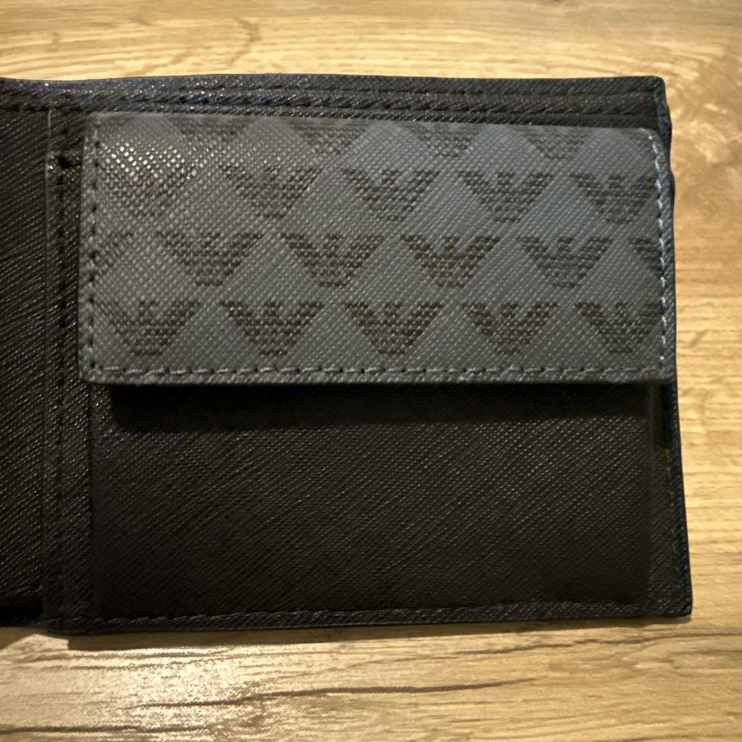 h*e様 新品 未使用】EMPORIO ARMANI 二つ折り財布 【ブラック】 EMPORIO ARMANI レザー 二つ折り財布 ブラック - メルカリ