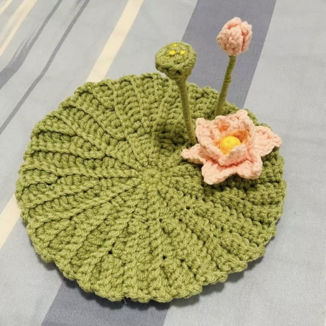 ハスの花と葉の編み物