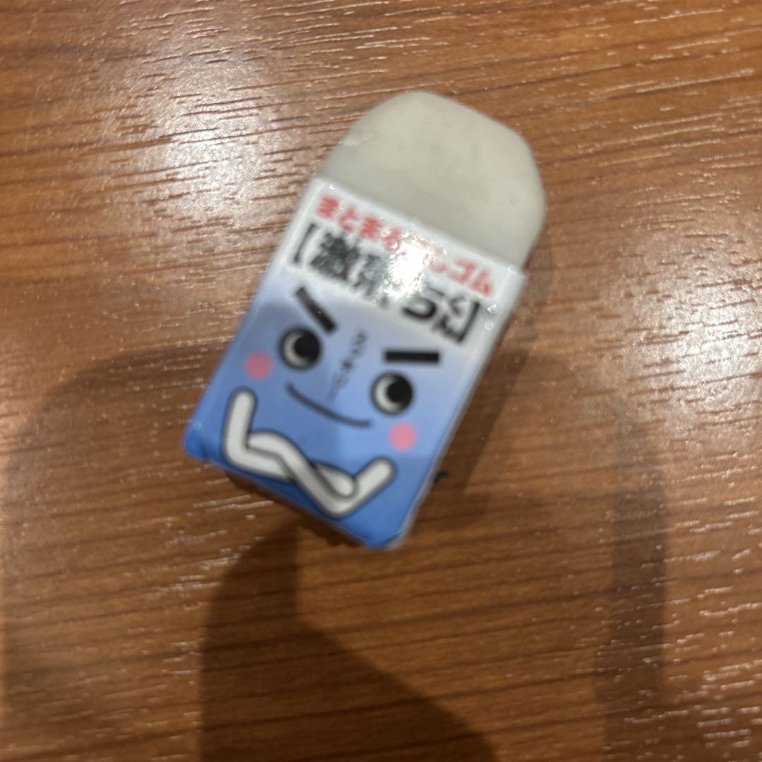 顔付き青色消しゴム