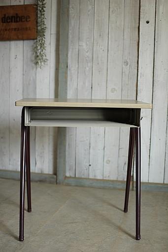 古いスチール製の学校の机　作業台　ワークデスク　古家具