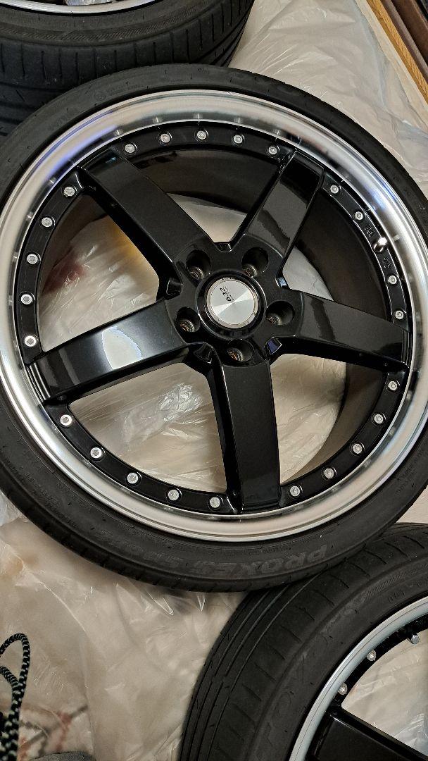 とし　ロクサーニ グラスターファイブ１９インチ 225/35R19