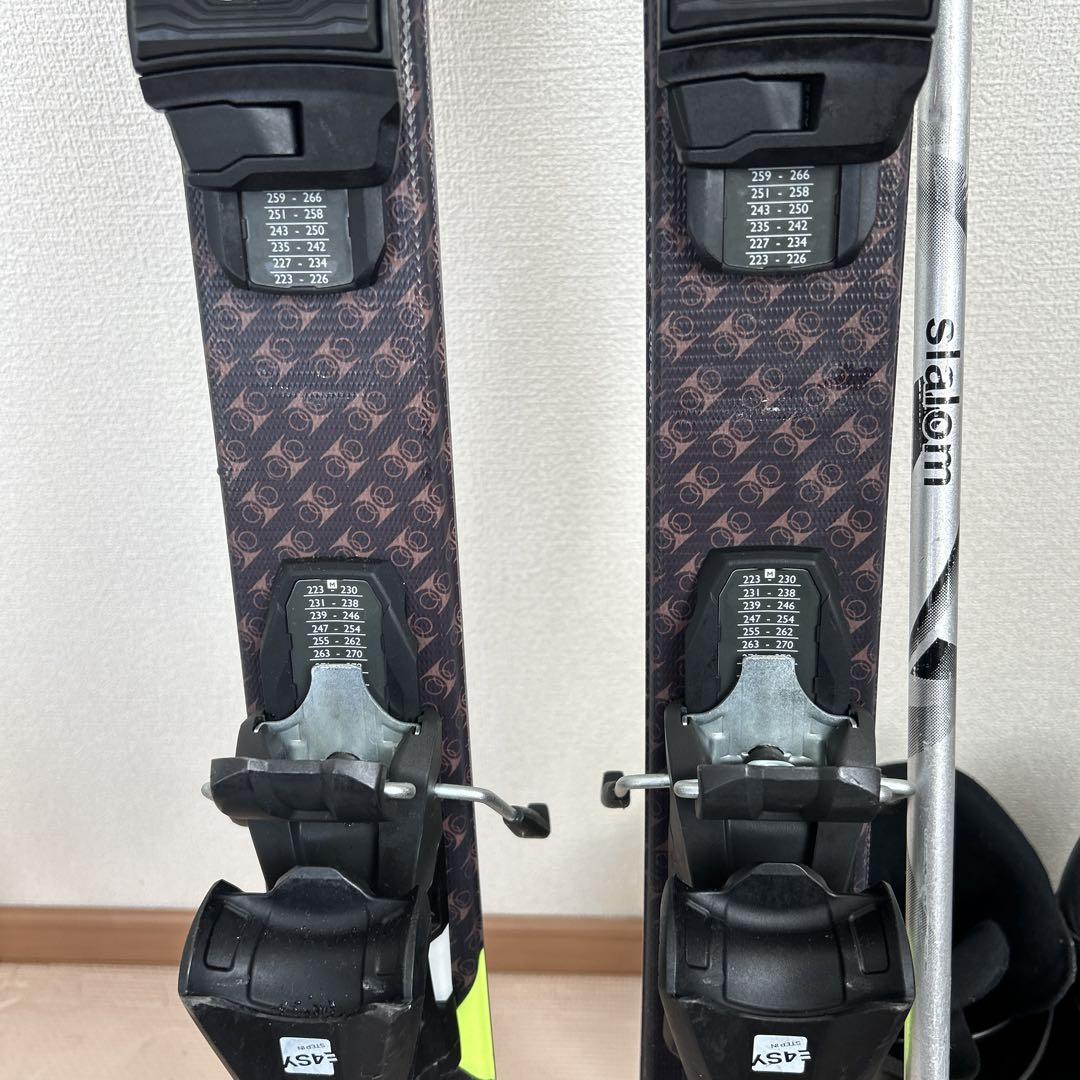 スキー板、ブーツ、ストック
