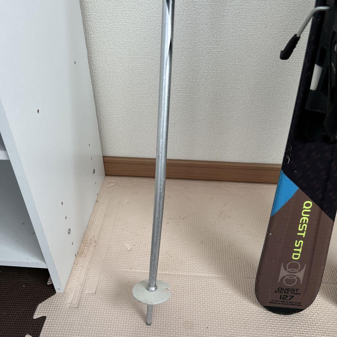 スキー板、ブーツ、ストック